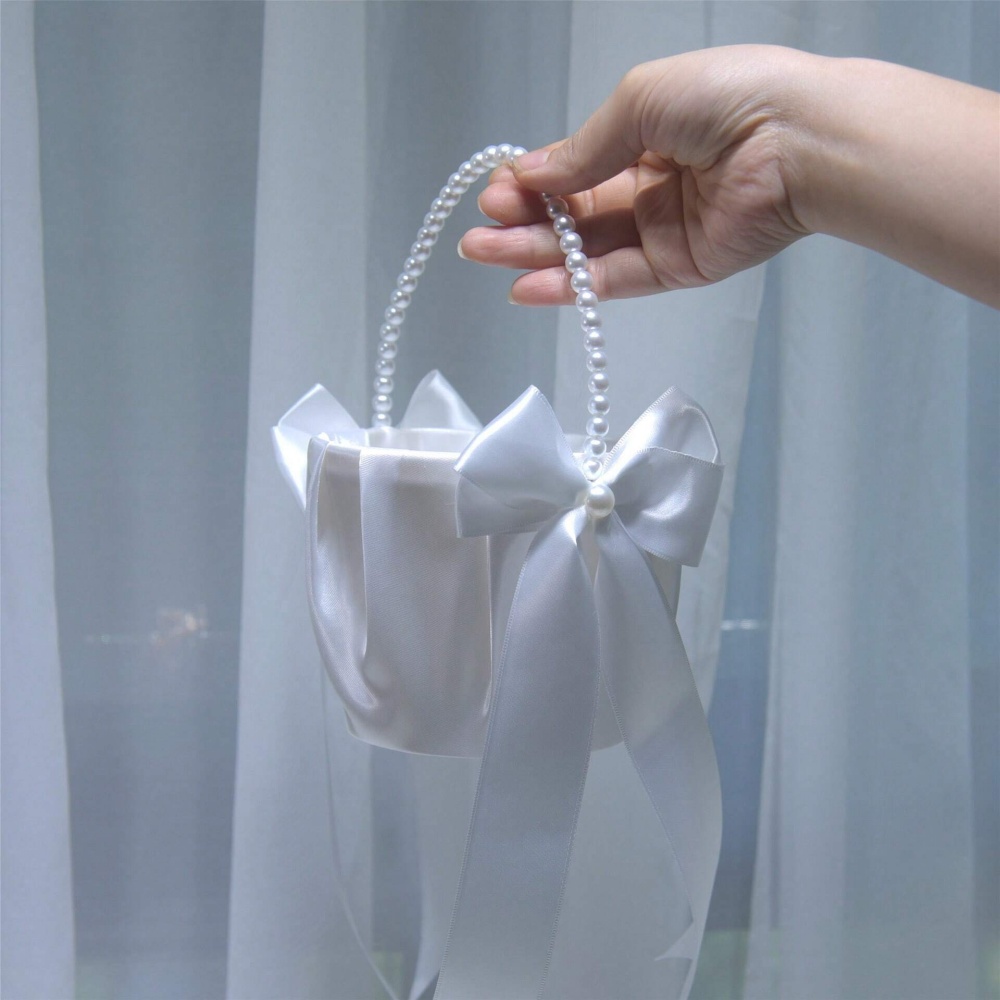 Gardening Tools Girls - ตะกร้าดอกไม้สำหรับเด็กถือดอกไม้ ทำจากผ้าซาตินสีขาว พร้อมหูจับมุกและริบบิ้นสำหรับตกแต่งงานแต่งงานและงานเลี้ยงเจ้าสาว